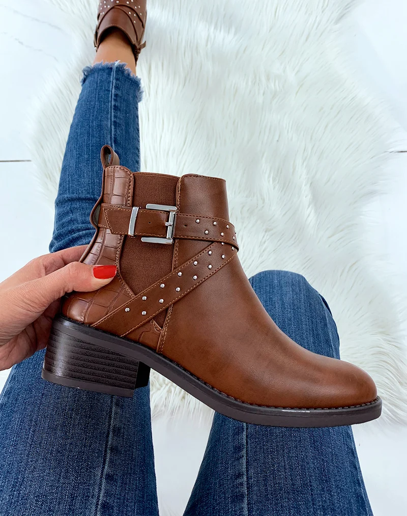 Bottines basses camel à clous