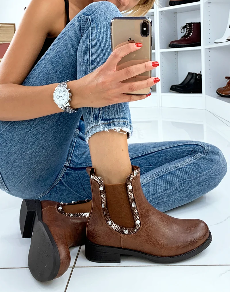 Bottines camel à détails serpent et bijoux sur le contour de l’élastique