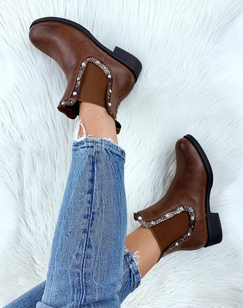 Bottines camel à détails serpent et bijoux sur le contour de l’élastique