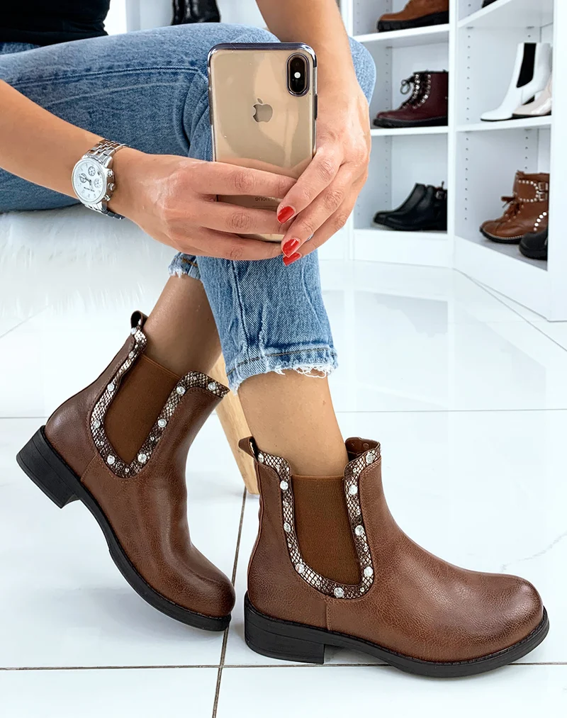 Bottines camel à détails serpent et bijoux sur le contour de l’élastique