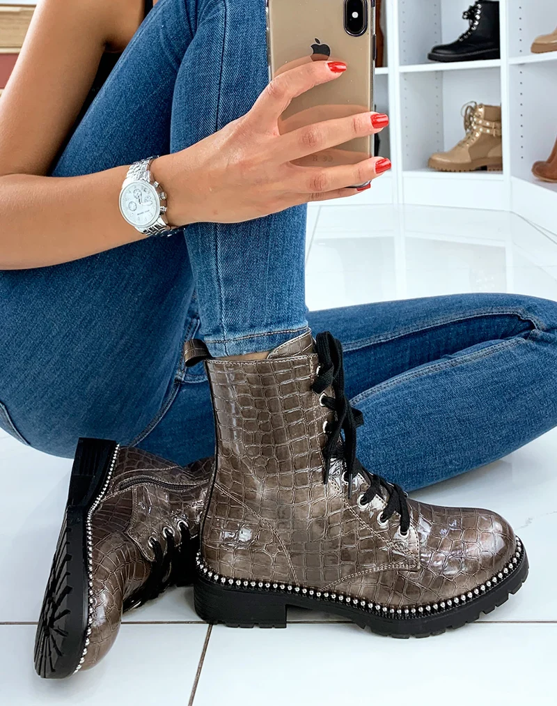 Bottines bronze croco montantes à clous