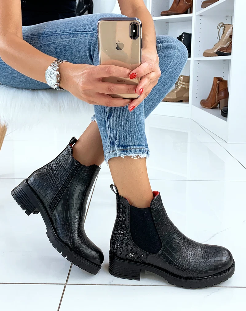 Bottines noires effet croco à bijoux