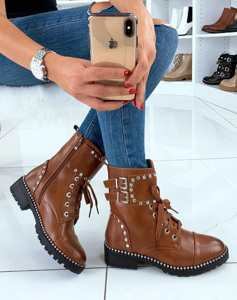 Bottines camel montantes cloutées