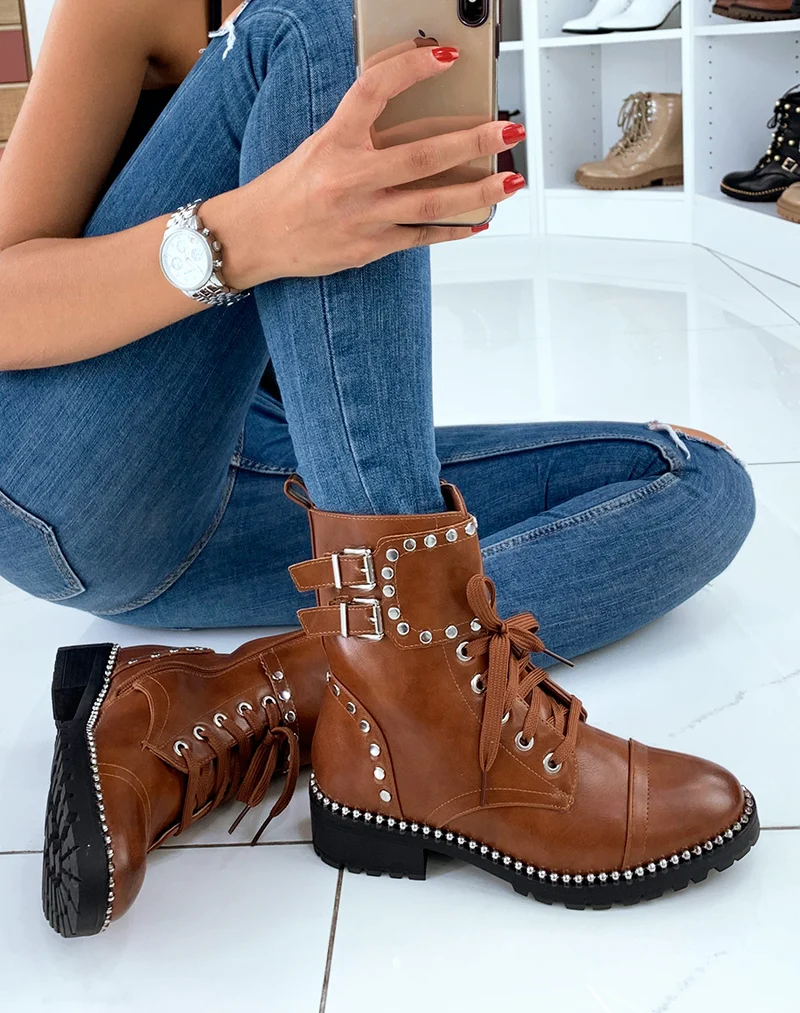 Bottines camel montantes cloutées