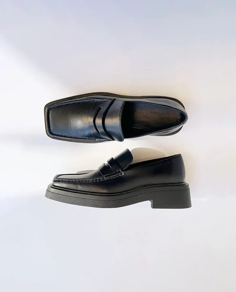 Modern heeled black loafer for men