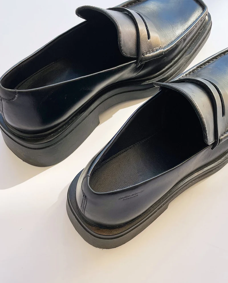 Modern heeled black loafer for men
