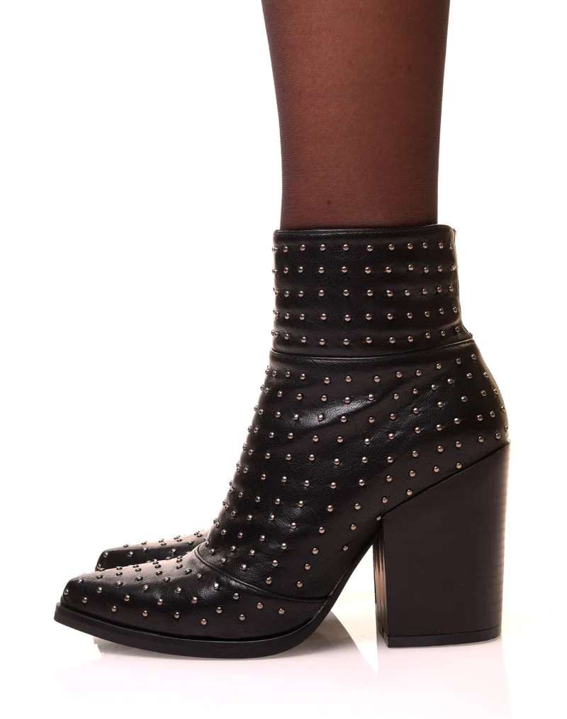 Bottines noires ornées de clou à bout pointu