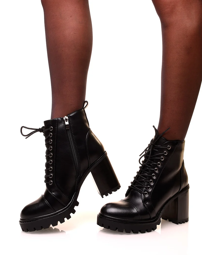 Bottines noires à talons et à lacets