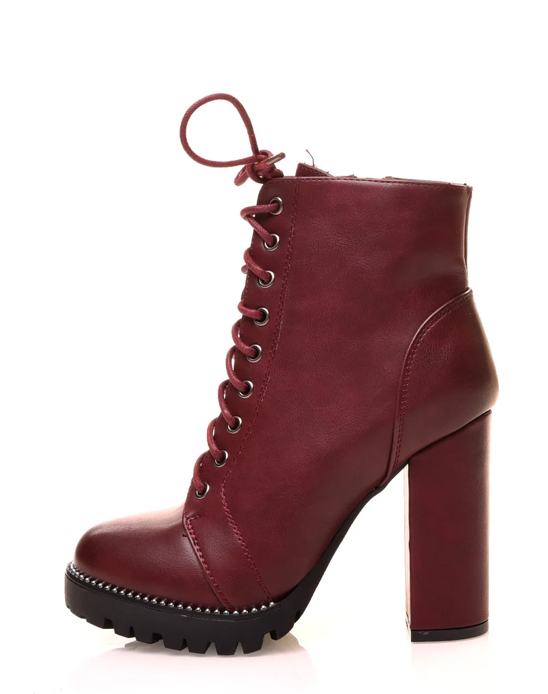 Bottines bordeaux à talons et à détails perles