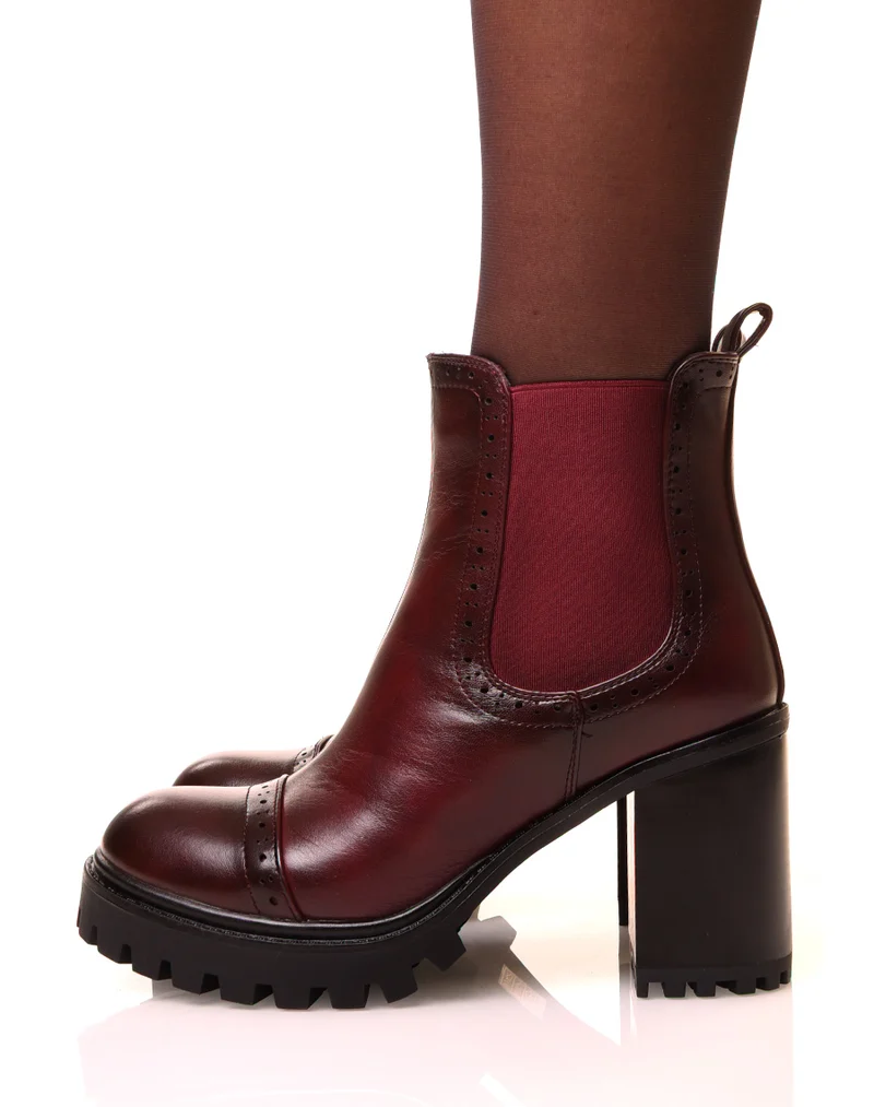 Bottines marrons à talons carrés et à semelles crantées