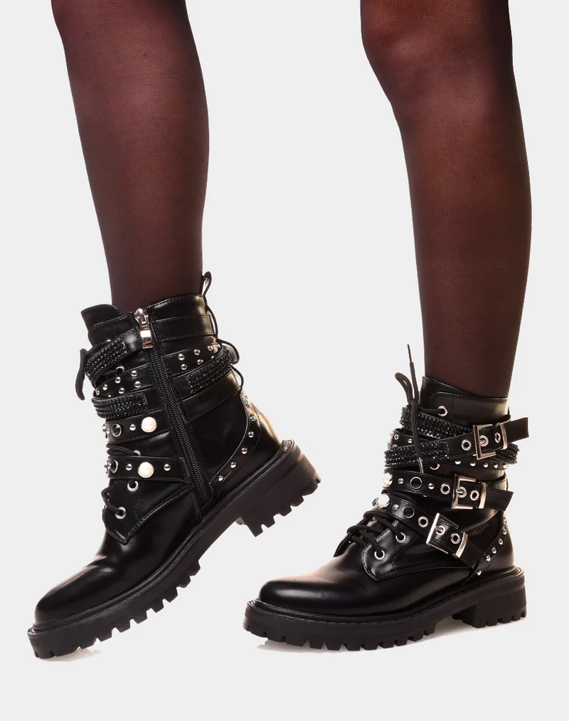 Bottines montantes noires à multiples lanières ornées de perles et de clous