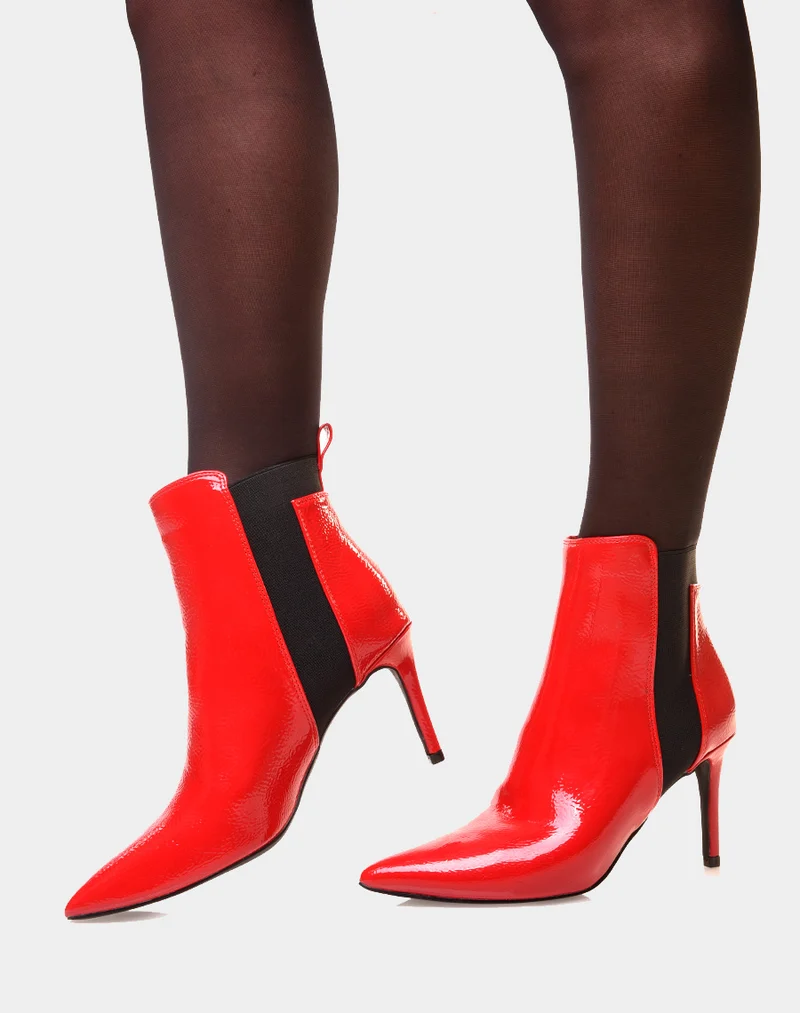 Bottines à talons aiguilles rouges vernies et à bout pointu