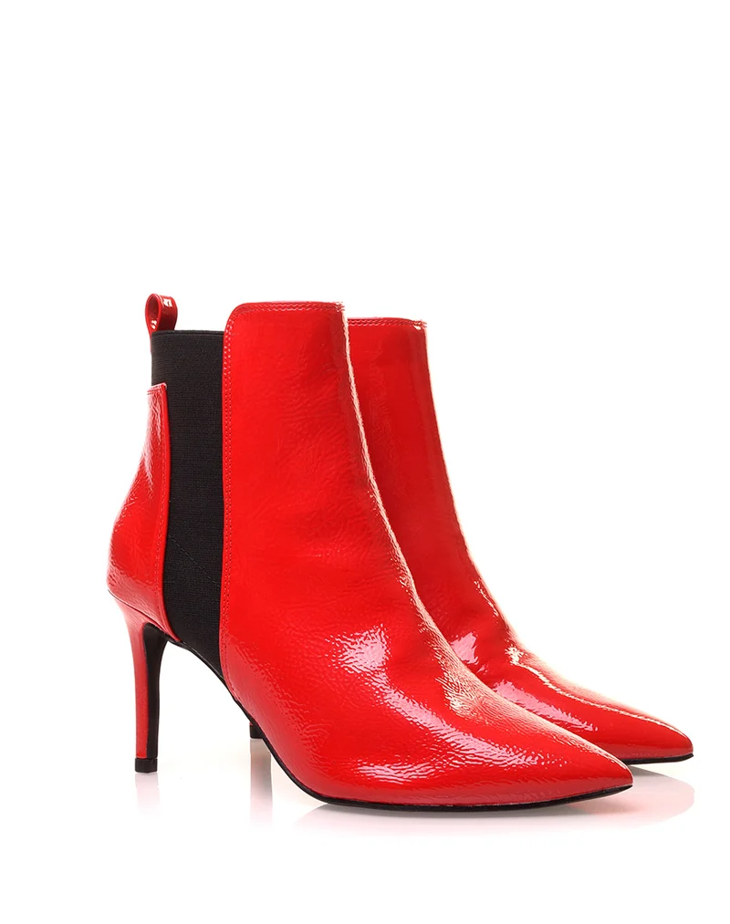 Bottines à talons aiguilles rouges vernies et à bout pointu