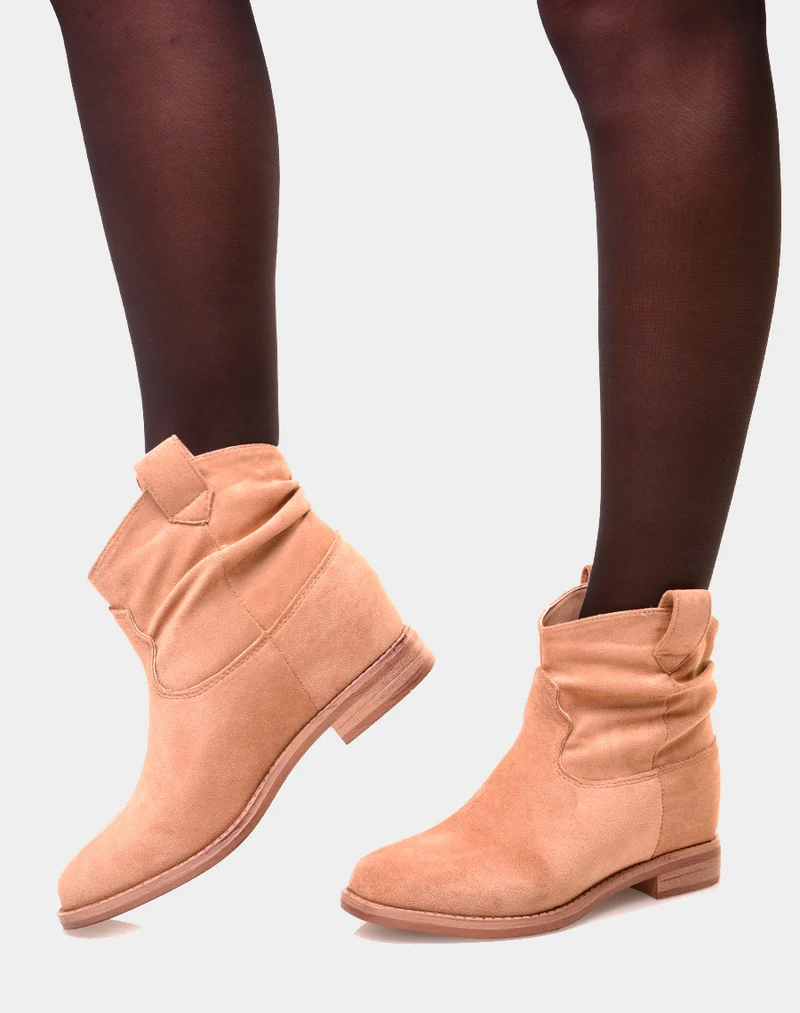 Bottines basses beiges en suédine plissée