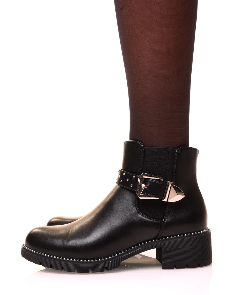 Bottines basses noires ajourées d’une lanière cloutée