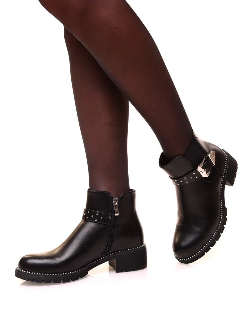 Bottines basses noires ajourées d’une lanière cloutée
