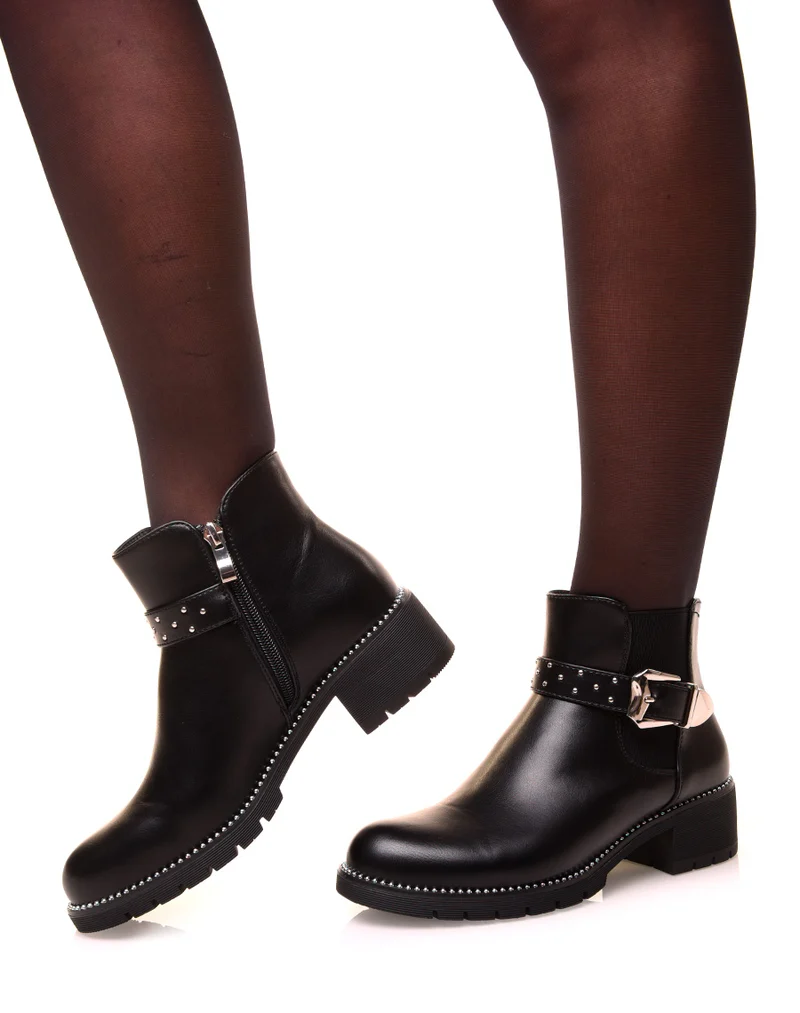 Bottines basses noires ajourées d’une lanière cloutée