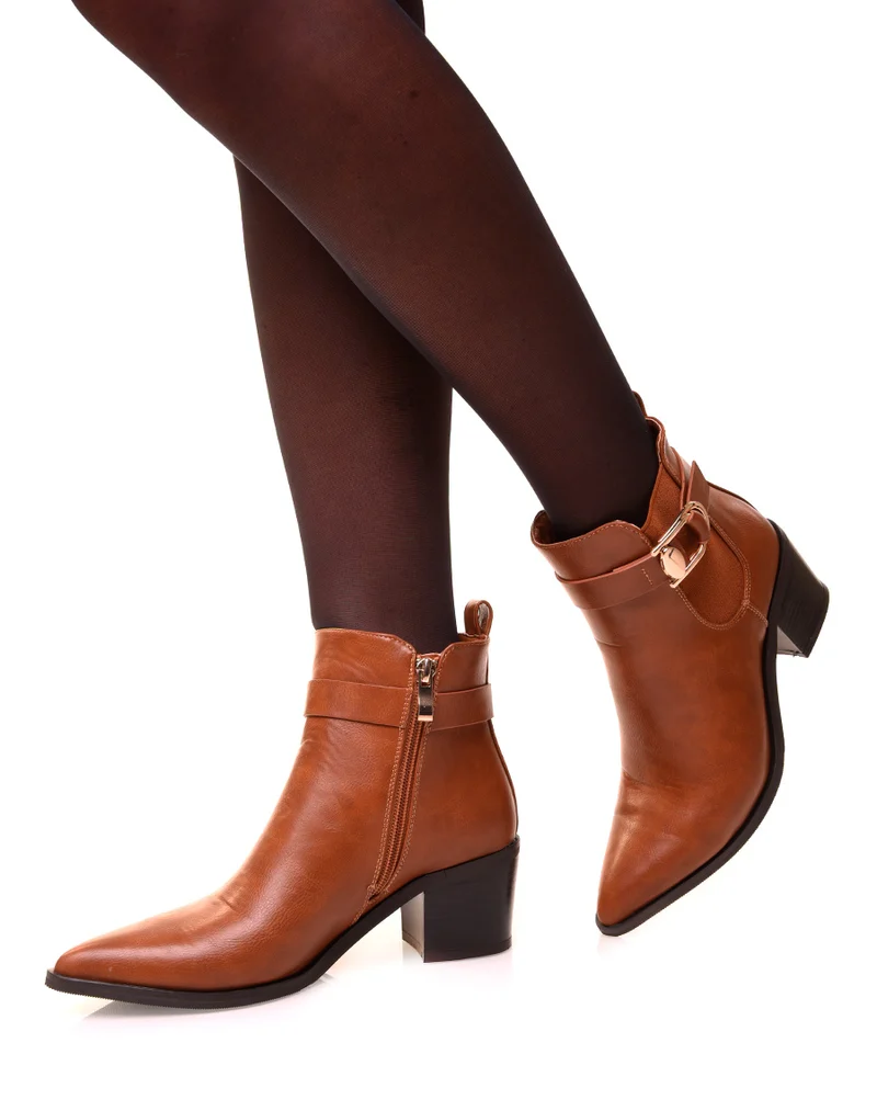 Bottines camel à talons et à bout pointu ajourées d’une boucle