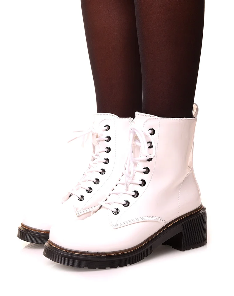 Bottines montantes blanches vernies à lacets