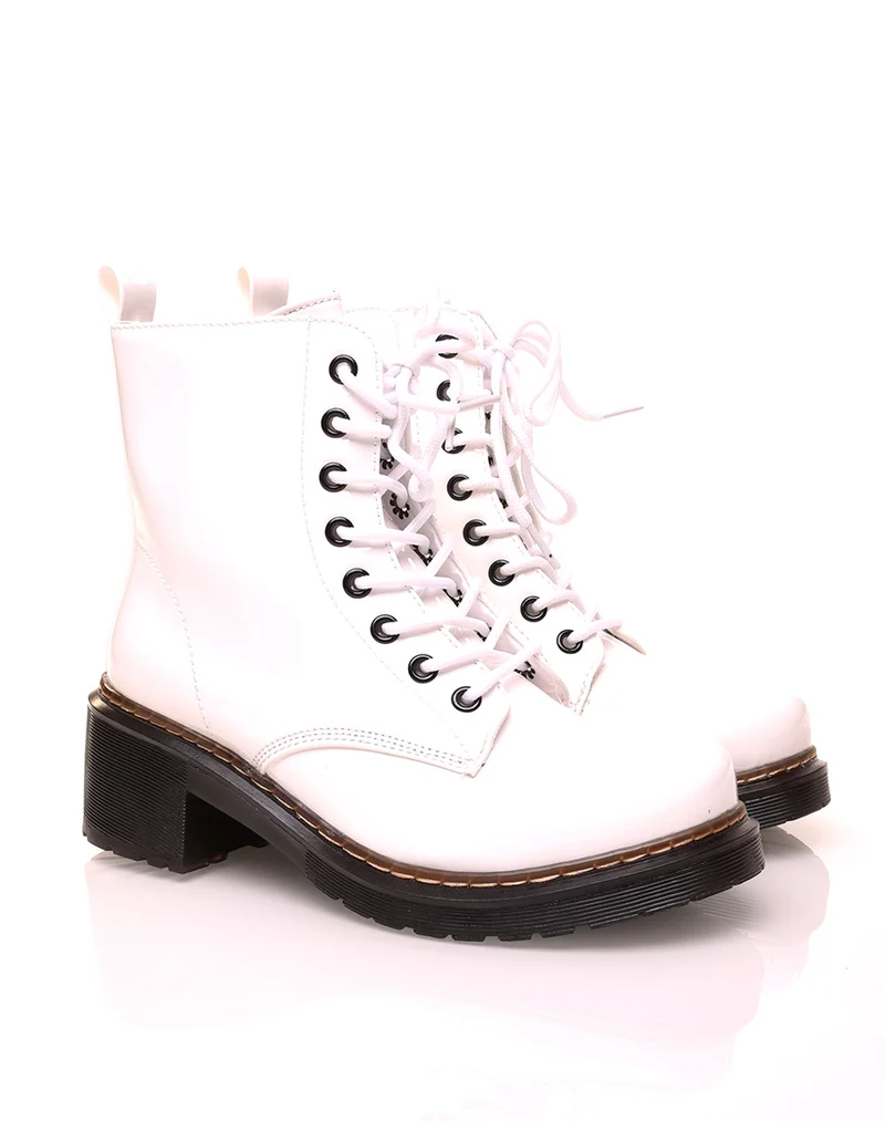 Bottines montantes blanches vernies à lacets