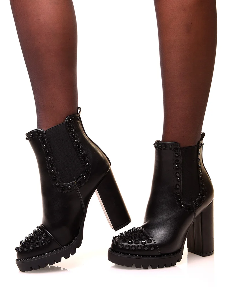 Bottines noires à talons et détails cloutés