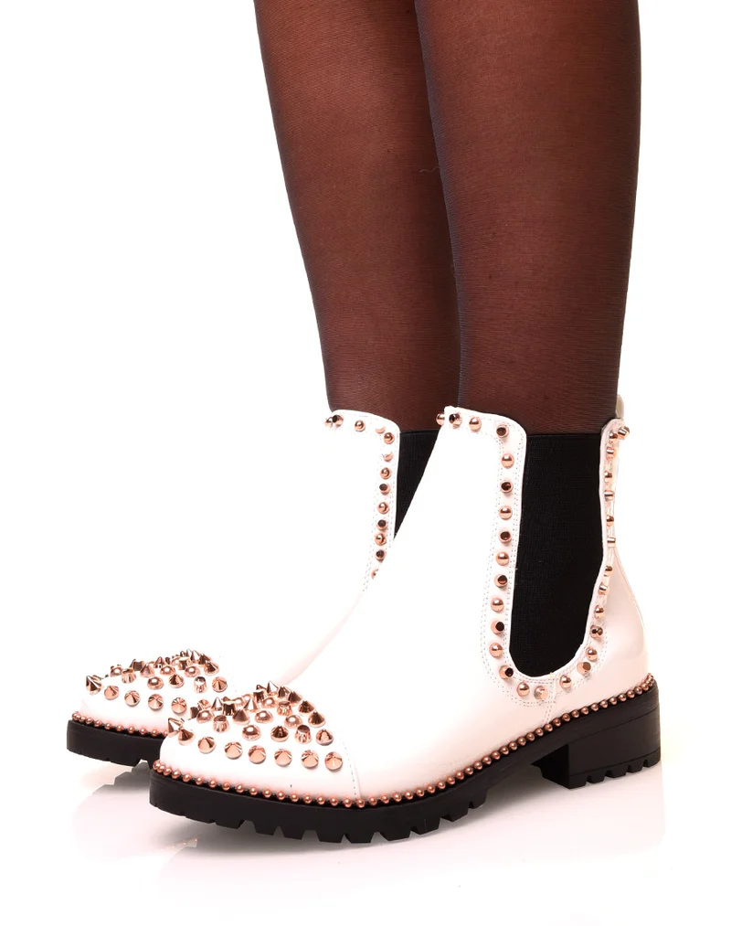 Chelsea boots blanches vernies ajourées de clous