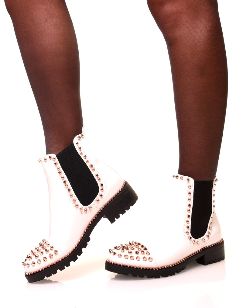 Chelsea boots blanches vernies ajourées de clous