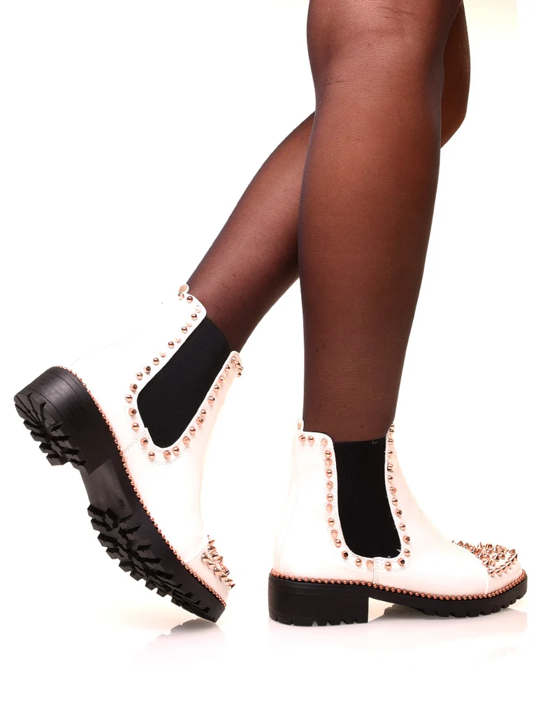 Chelsea boots blanches vernies ajourées de clous