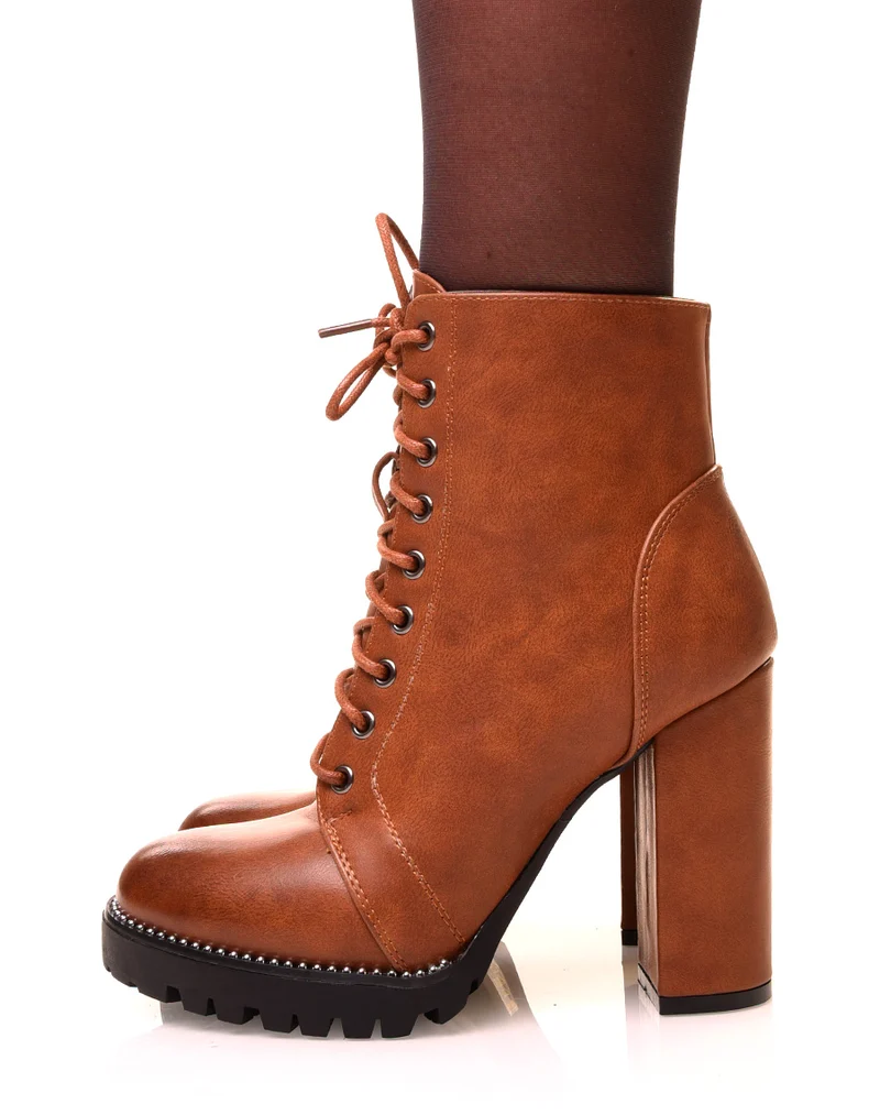 Bottines camel à talons et à détails perles