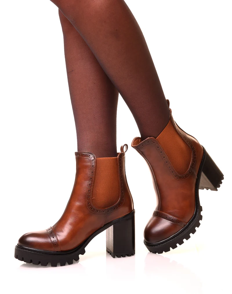 Bottines camel à talons carrés et à semelles crantées