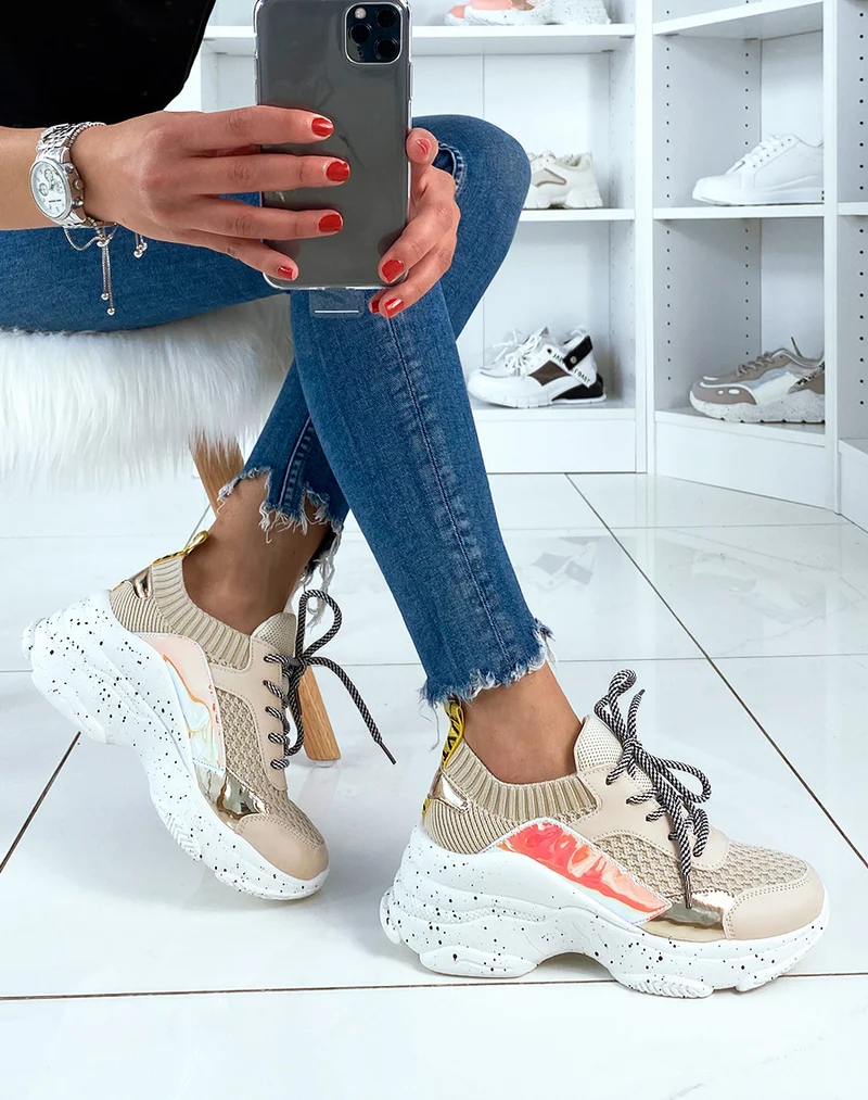 Baskets beiges bi-matières à plateforme et empiècements holographiques