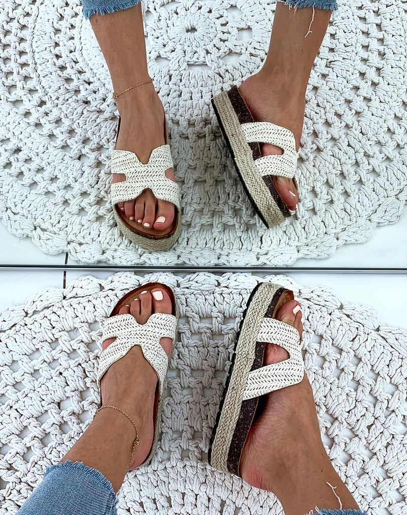 Mules beiges en raphia tressé