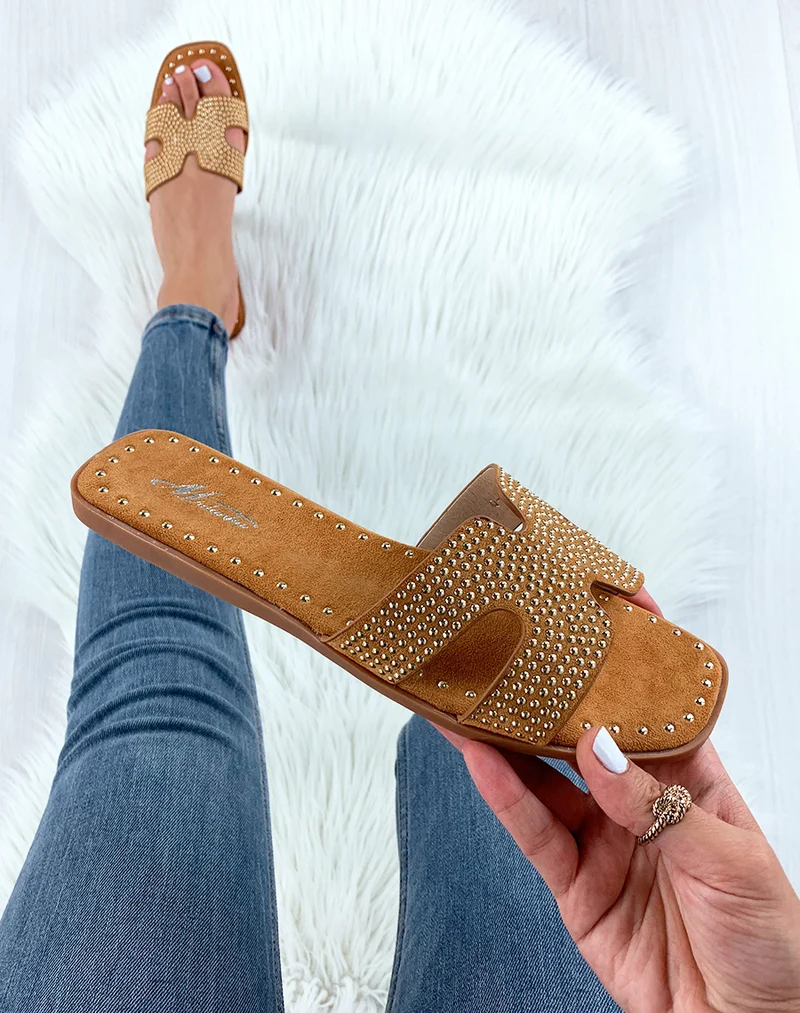 Mules camel cloutées