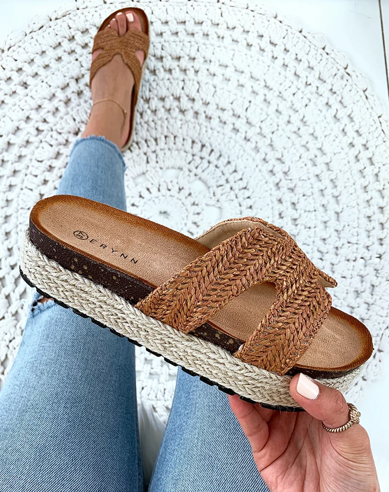 Mules camel en raphia tressé