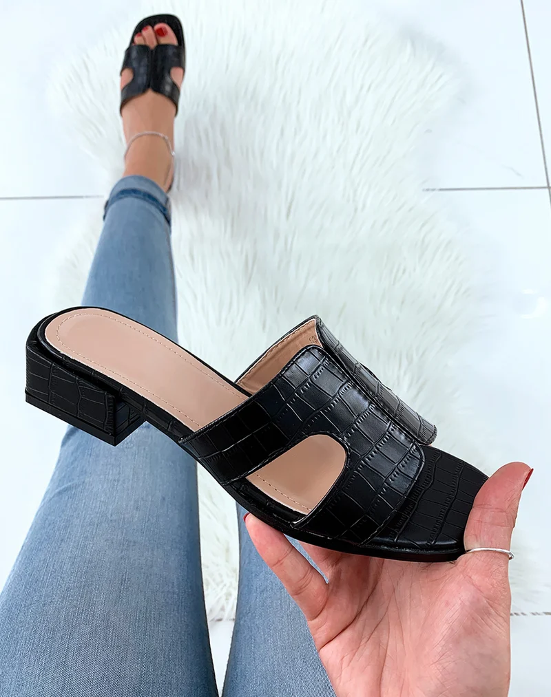 Mules noires effet croco à larges brides et petits talons