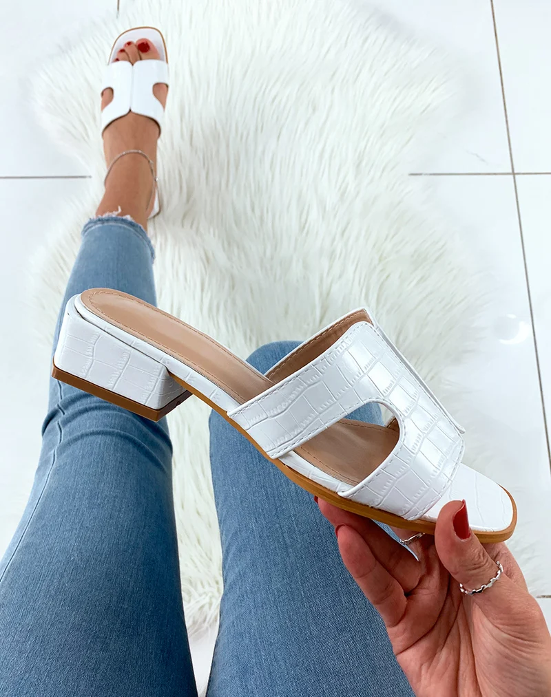 Mules blanches effet croco à larges brides et petits talons