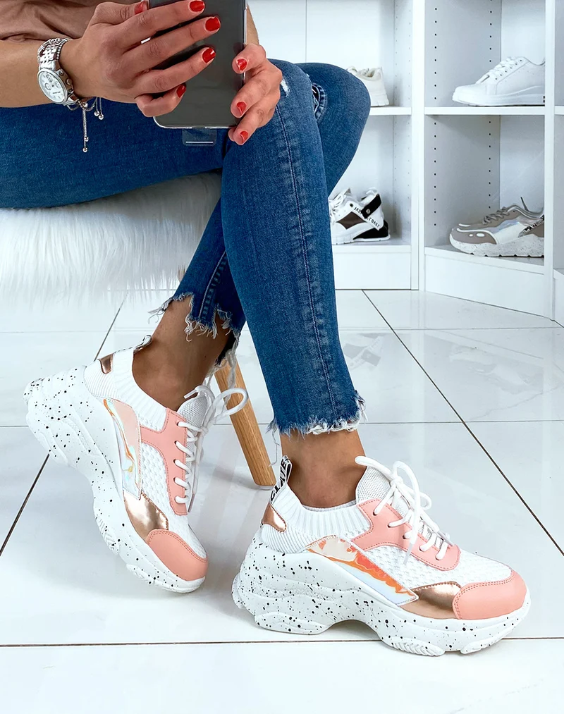 Baskets roses bi-matières à plateforme et empiècements holographiques