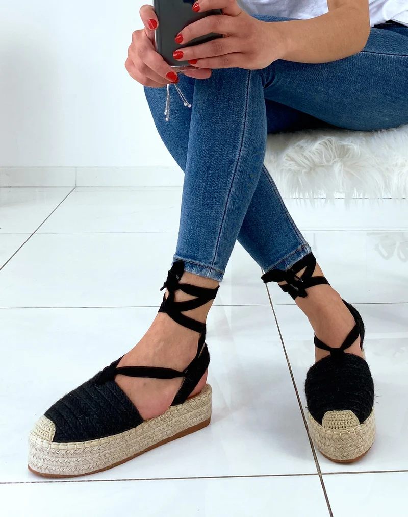 Espadrilles noires ouvertes et à lacets
