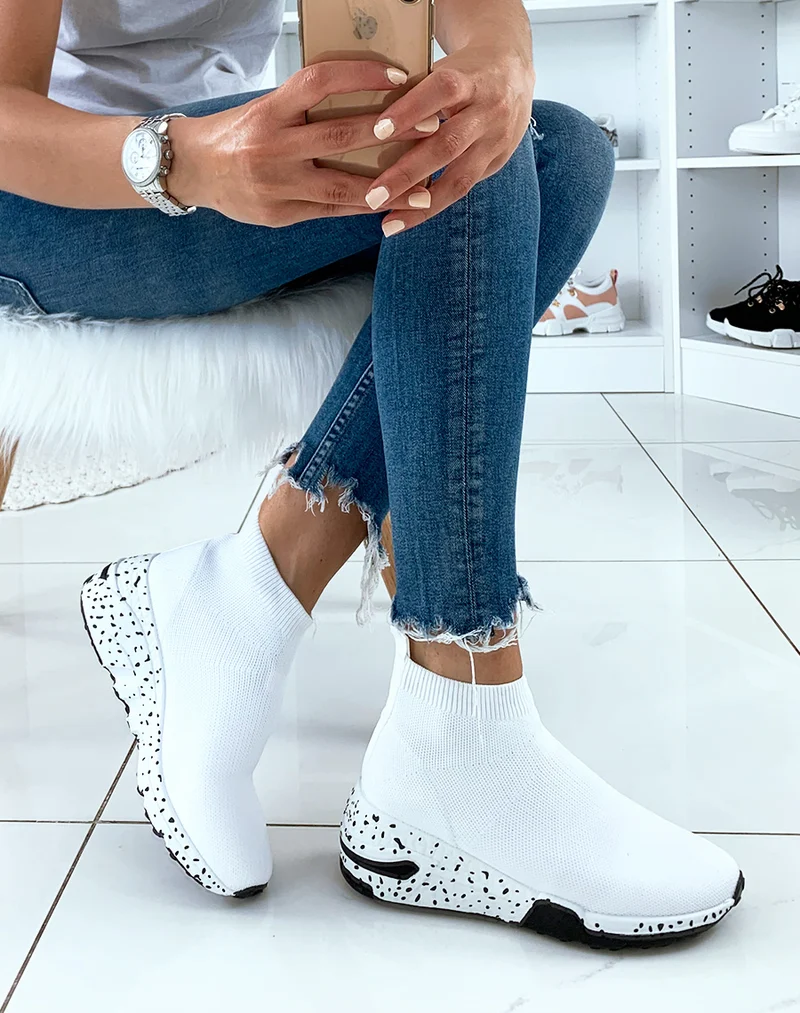 Baskets blanches en forme de chaussettes à semelles fantaisies