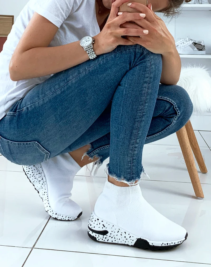 Baskets blanches en forme de chaussettes à semelles fantaisies