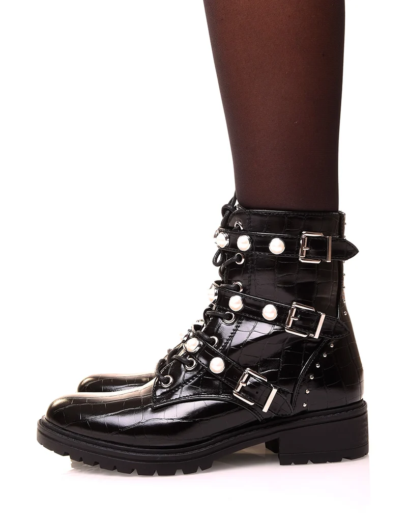 Bottines vernis noires effet croco à sangles perlés