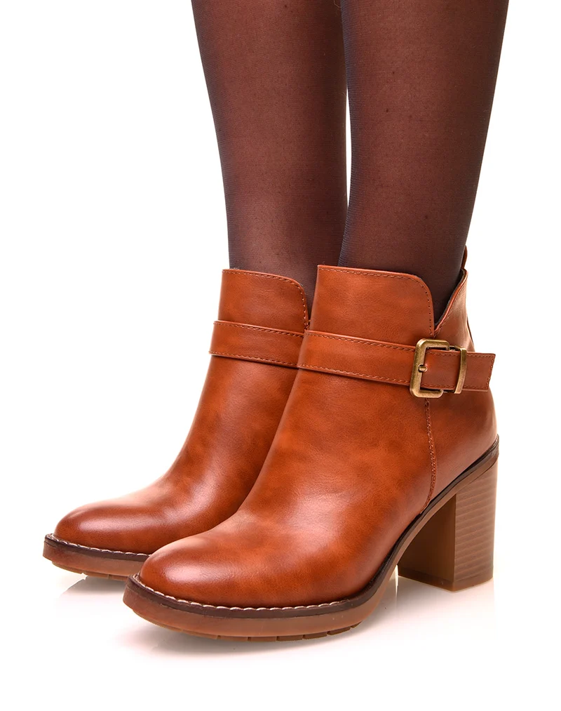 Bottines camel à talons carrés et à sangle