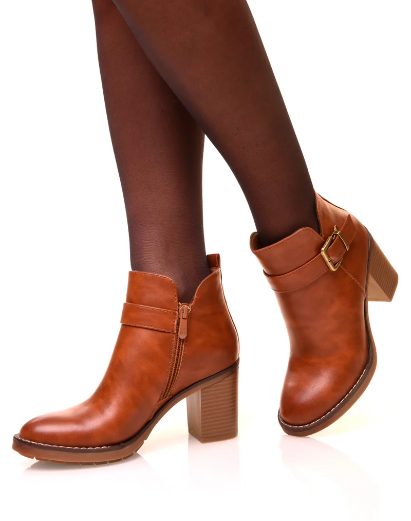 Bottines camel à talons carrés et à sangle