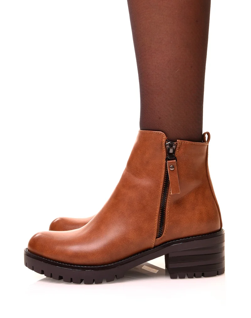 Bottines camel à fermeture décorative et semelle crantée