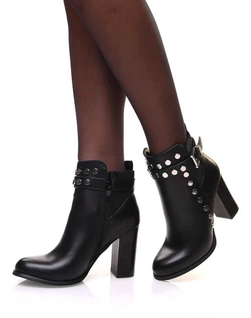 Bottines noires à sangle détails cloutés et talons