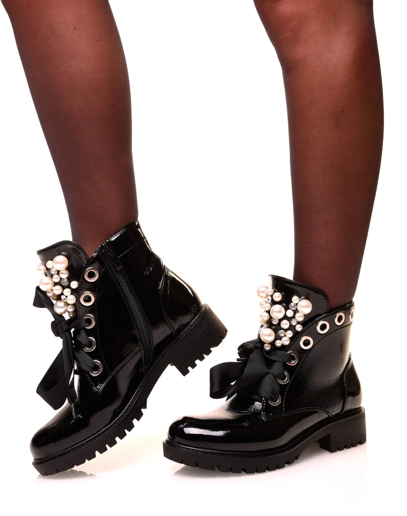 Bottines noires vernies à lacets et ajourées de perles