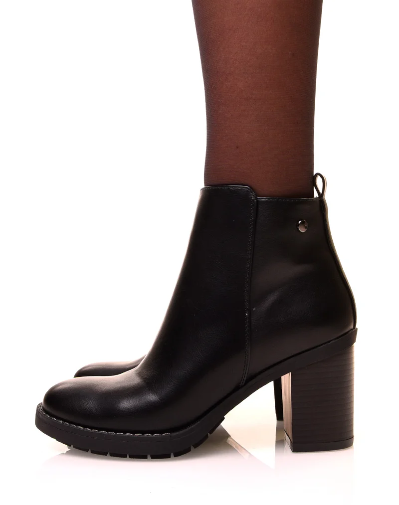 Bottines noires à talons carrés