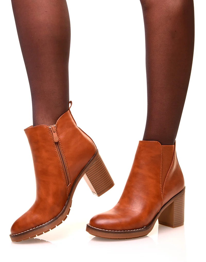 Bottines camel à talons carrés