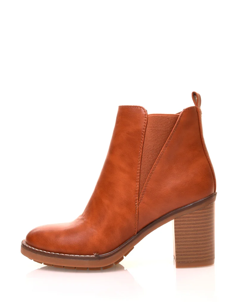 Bottines camel à talons carrés