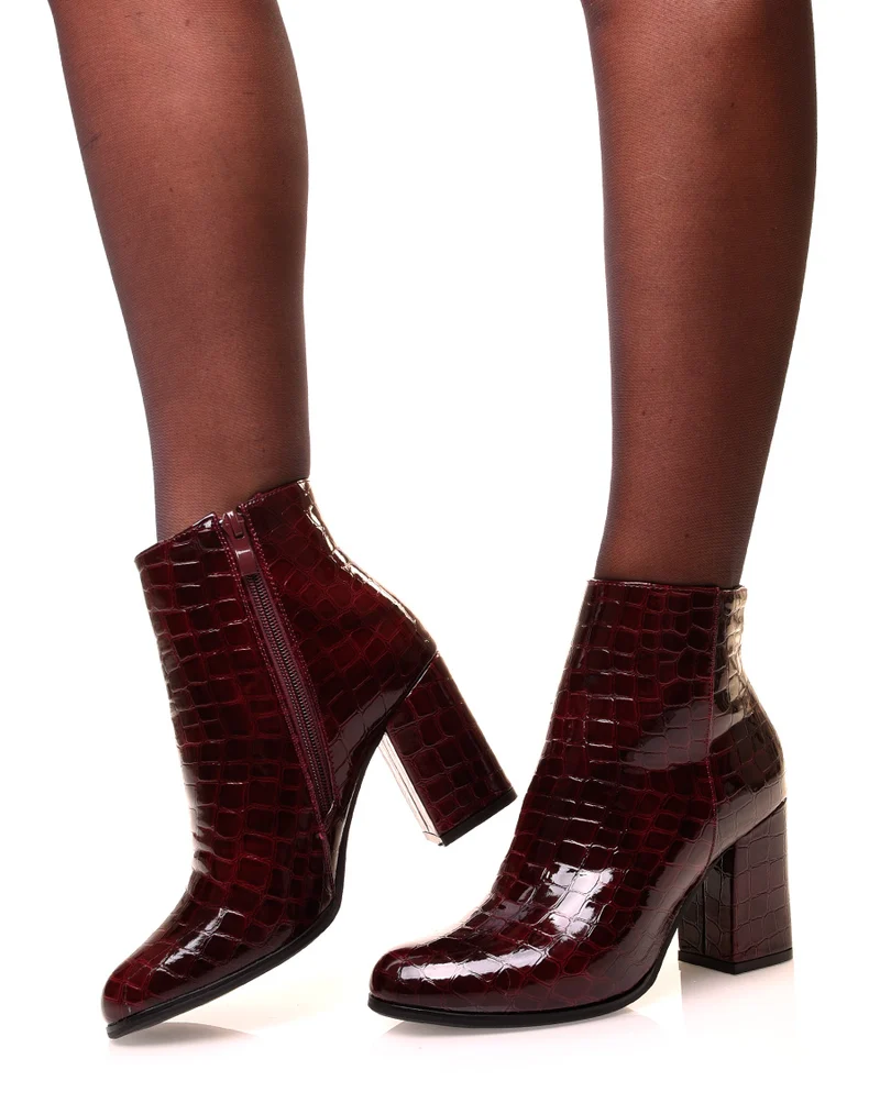 Bottines bordeaux effet croco à talons
